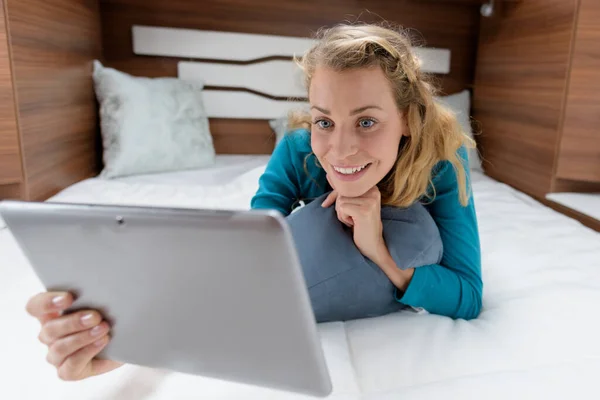 Frau Wohnmobil Auf Dem Bett Und Schaut Auf Tablet — Stockfoto