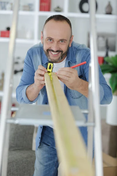 Homem Feliz Medindo Peça Madeira Para Montagem Móveis — Fotografia de Stock
