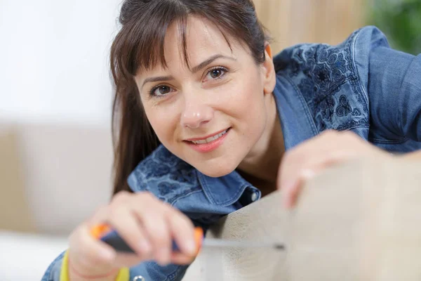 Une Femme Assemblant Meuble Partir Panneaux Particules — Photo