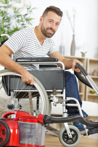 Disabile Uomo Sedia Rotelle Aspirapolvere Casa — Foto Stock