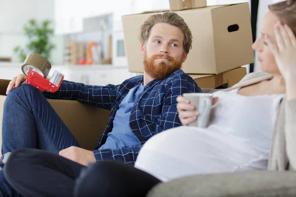 Vermoeid Zwanger Paar Uit Verpakking — Stockfoto