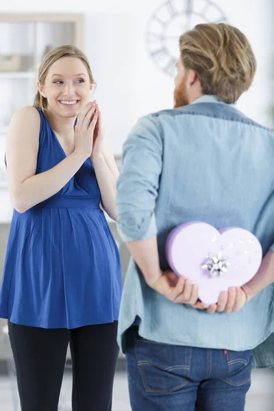 Feliz Pareja Joven Mirándose Sonriendo —  Fotos de Stock