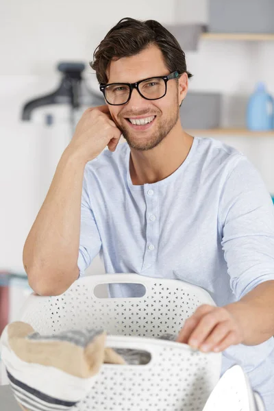 Homem Feliz Tomando Roupas Secagem Rack — Fotografia de Stock