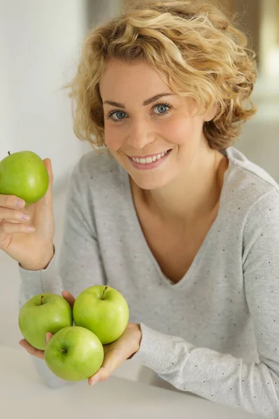 Grüne Äpfel Frauenhänden — Stockfoto