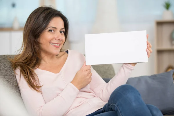 Mujer Feliz Está Sosteniendo Una Pancarta Blanco Casa — Foto de Stock