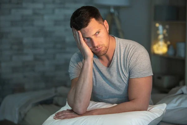 Een Depressieve Man Met Pijn Het Bed — Stockfoto