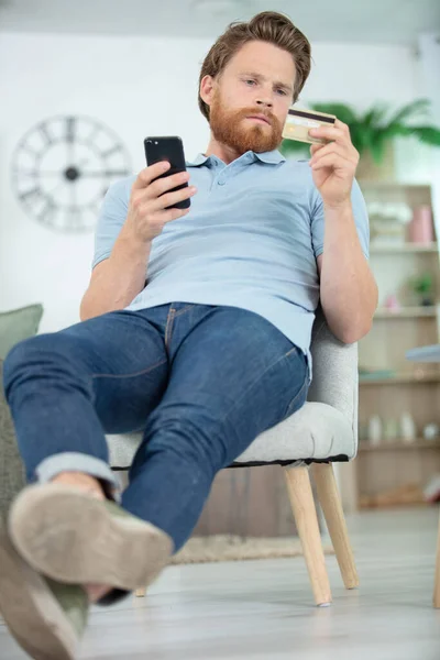 Entspannter Mann Mit Handy Und Bankkarte — Stockfoto