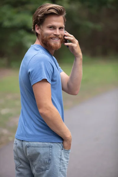 Hombre Caminando Campo Con Teléfono Inteligente Oído — Foto de Stock