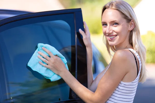 Jonge Vrouw Haar Auto Buiten Schoonmaken — Stockfoto