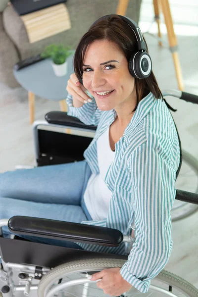 Mulher Feliz Cadeira Rodas Ouvir Música — Fotografia de Stock