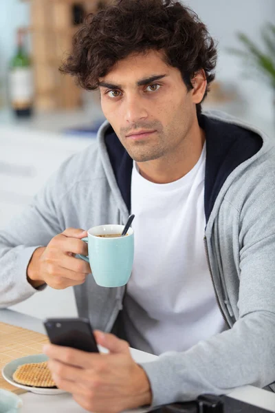 Jeune Homme Buvant Une Tasse Café — Photo