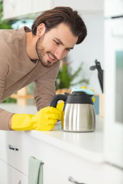 Young Handsome Man Cleaning Coffee Machine — Fotografia de Stock