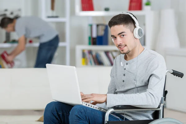 Чоловік Інвалідному Візку Слухає Музику Ноутбука Вдома — стокове фото