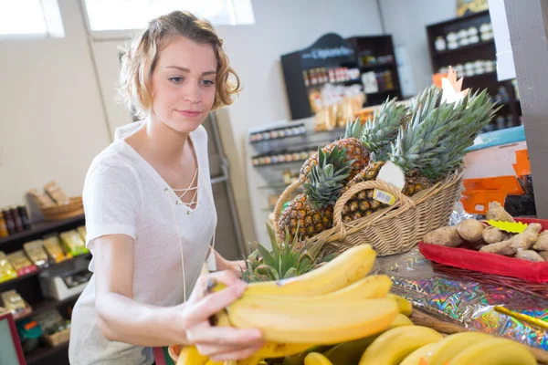 Jeune Femme Achetant Des Bananes — Photo