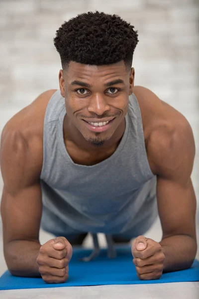 Muscular Mixed Race Man Plank Position — Stockfoto