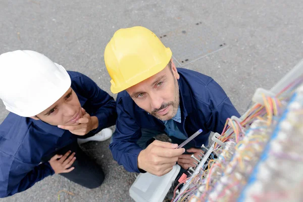 Two Electrician Tests Plan Electrical Installations Wires Outdoors — Stock Photo, Image