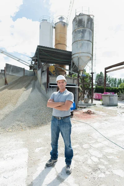 Τεχνικός Άνθρωπος Κράνος Στέκεται Μπροστά Από Εργοστάσιο — Φωτογραφία Αρχείου