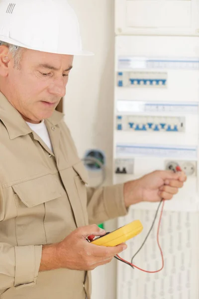 Eletricista Mede Tensão Uma Instalação Elétrica Residencial — Fotografia de Stock