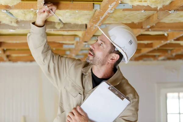 Builder Checking Quality Work Done — Stock Photo, Image