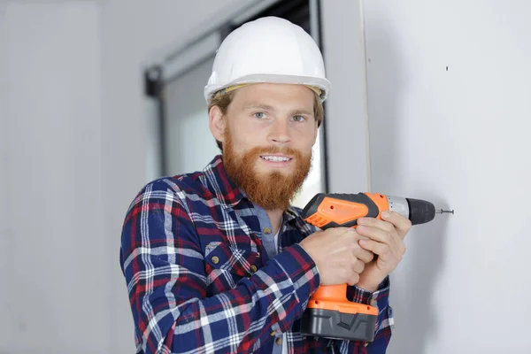 Hombre Feliz Trabajando Una Pared Construcción — Foto de Stock