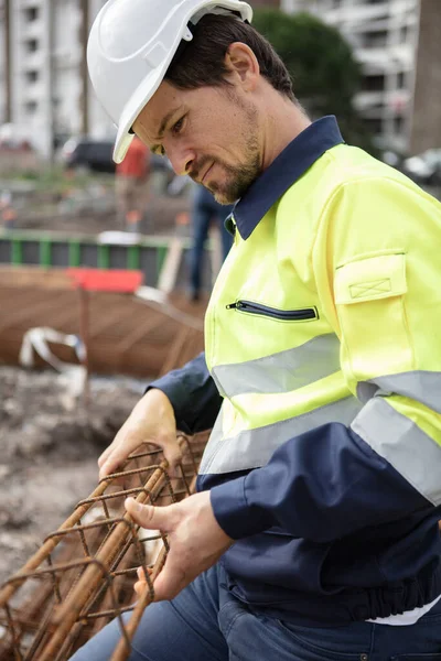 Kvinnlig Byggare Som Arbetar Med Metallram — Stockfoto