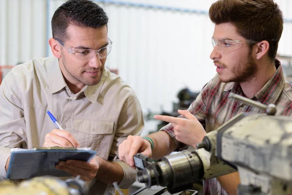 Mecânico Ajudando Aprendiz Para Consertar Motor — Fotografia de Stock