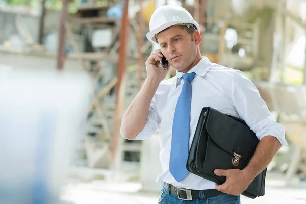 Mogen Ingenjör Pratar Telefon Utomhus — Stockfoto