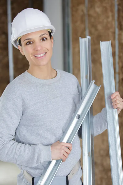 Lycklig Kvinnlig Fabriksarbetare Håller Metallstänger — Stockfoto
