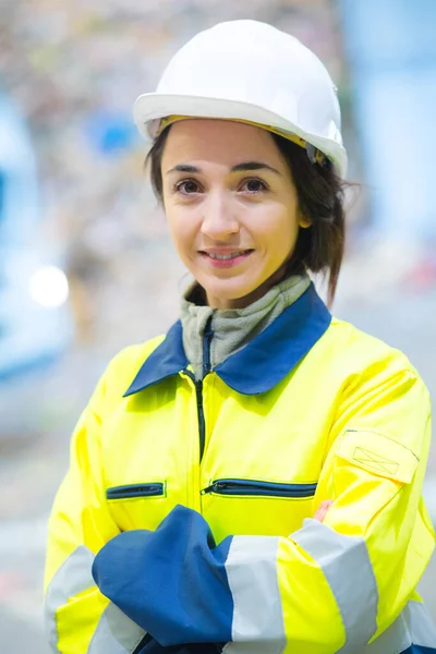 Female Worker Recycling Factory — ストック写真