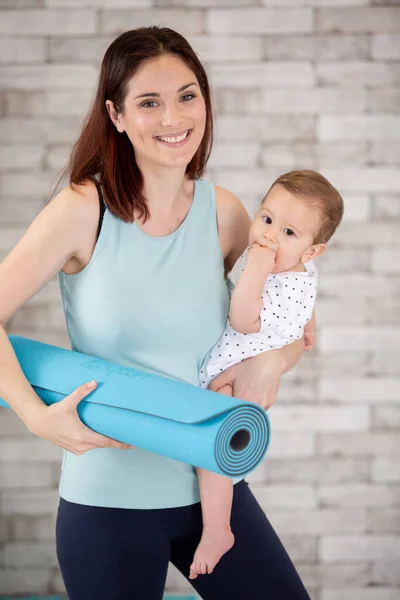 Ung Mamma Gör Yoga Med Sitt Lilla Barn — Stockfoto