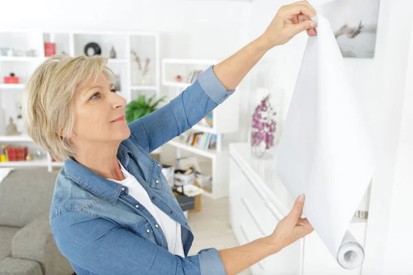 Senior Woman Doing Refurbishment Renovation — Stockfoto