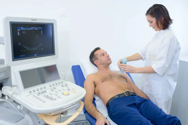 Mann Bekommt Ultraschallbehandlung Vom Arzt — Stockfoto