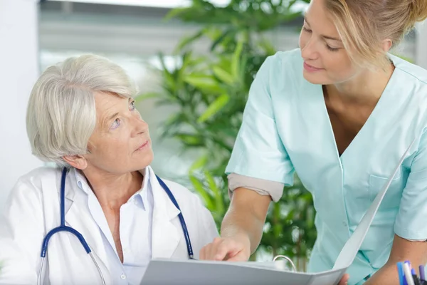 Professional Nurse Talking Doctor — Fotografia de Stock