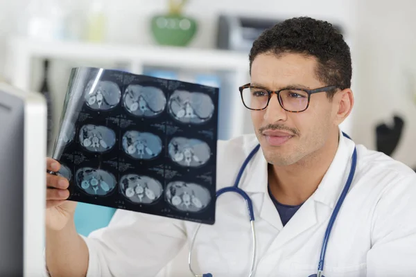 Cirujano Que Examina Una Radiografía Del Paciente — Foto de Stock