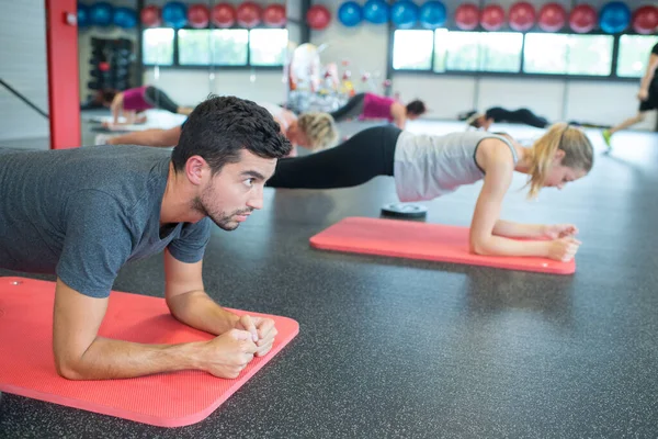 Güzel Sporcular Modern Spor Salonunda Ahşap Döşeme Yapıyorlar — Stok fotoğraf