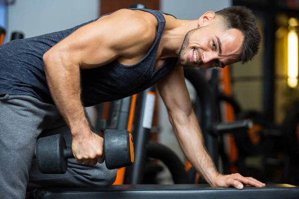 Entrenamiento Hombre Con Entrenamiento Mancuerna Gimnasio —  Fotos de Stock