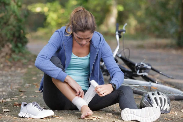 Bisiklet Düşme Sonra Diz Ağrısı Olan Kadın — Stok fotoğraf