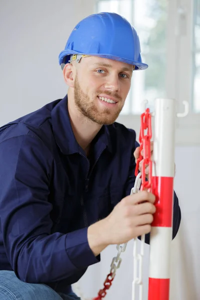 Construtor Sorrindo Colete Protetor — Fotografia de Stock