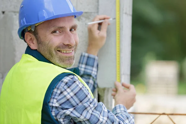 Ein Männlicher Techniker Der Freien Arbeitet — Stockfoto