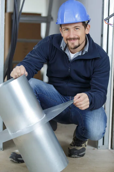 Trabajador Que Sostiene Tubería Ventilación Interiores — Foto de Stock