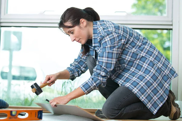 Woman Using Hammer Diy Home — Stock Photo, Image