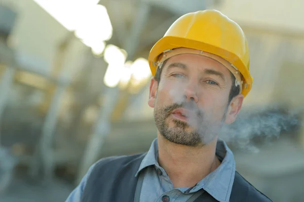 労働者の喫煙と建築者 — ストック写真