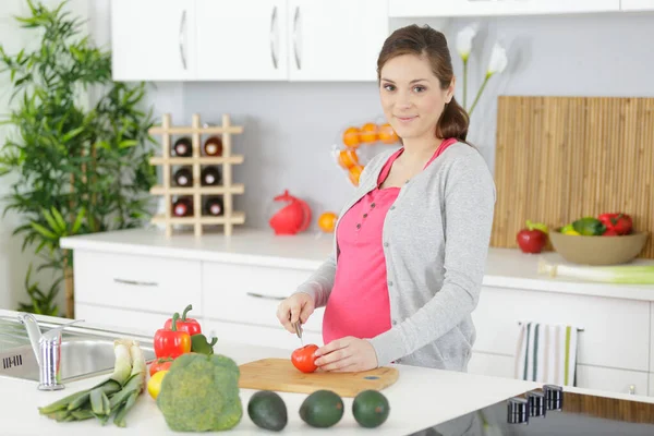 Krásná Těhotná Žena Připravuje Jídlo — Stock fotografie