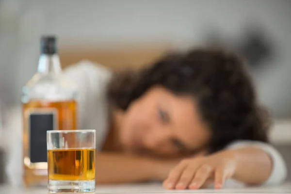 Μεθυσμένη Γυναίκα Κοιτάζει Ένα Μπουκάλι Ουίσκι — Φωτογραφία Αρχείου