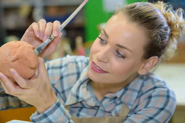 Mujer Pintura Mano Cerámica Aula — Foto de Stock