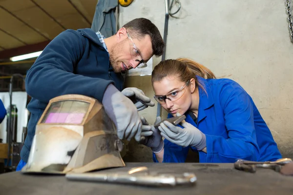 Female Apprentice Welder Welding — Zdjęcie stockowe