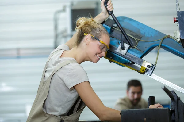Jong Ijverig Vrouwelijke Werknemer Snijden Metaal — Stockfoto