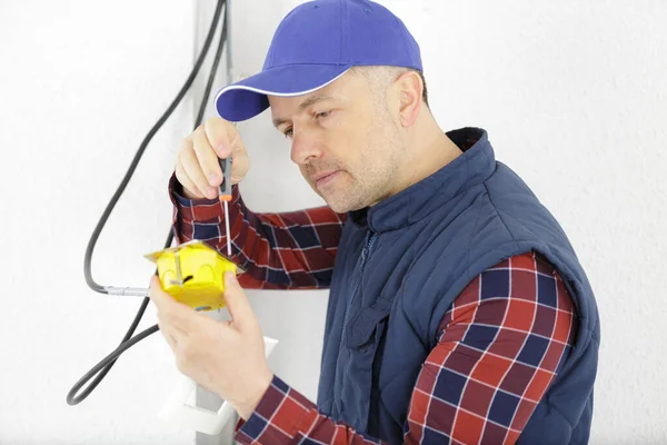 Working Contractor Electrician Fixing Cable — Stock Photo, Image