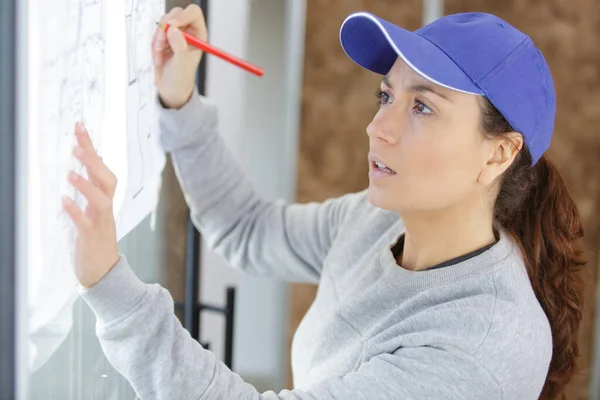 Kvinna Arbetare Och Penna Och Plan För Huset — Stockfoto