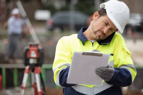 Construction Home Inspector Reviews Documents — Stock Photo, Image